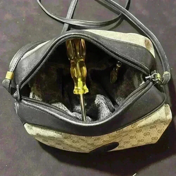 Vintage 70s/80s Gucci Authentic Barrel Crossbody Micro GG Mini Bag 007-115-5770 - Picture 5 of 16